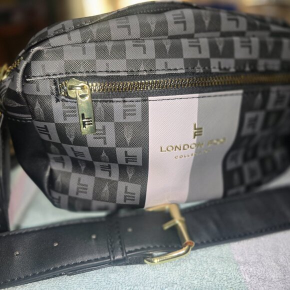 London Fog Camera Crossbody Bag - Picture 2 of 8